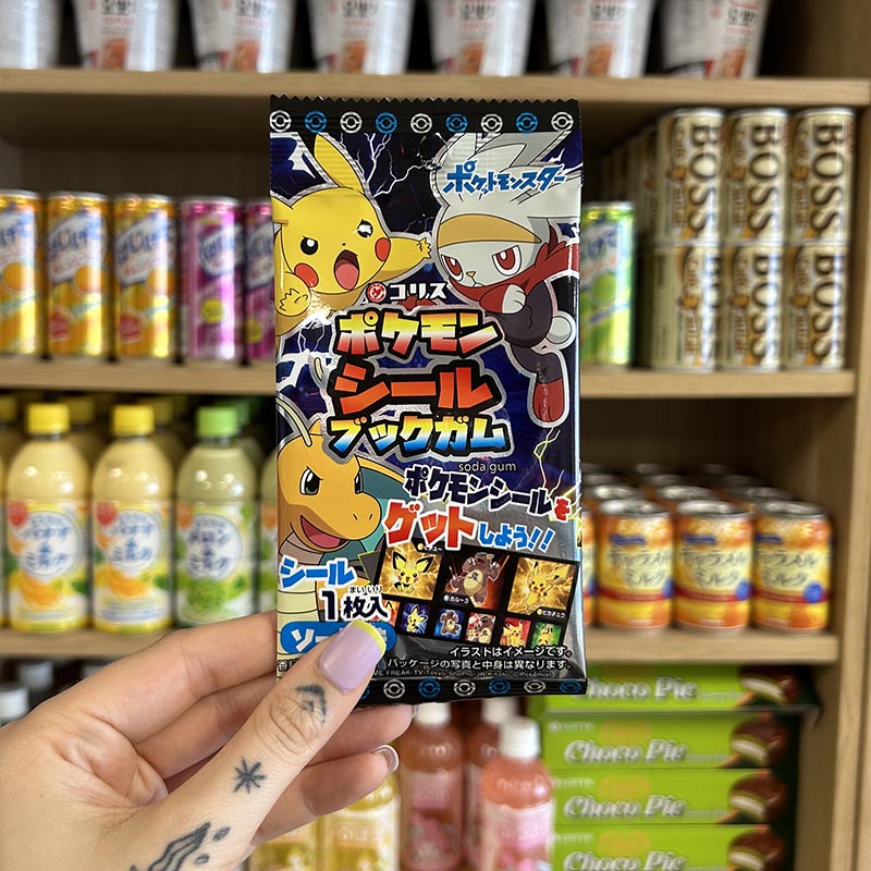 Chewing-gum au goût de soda avec un autocollant Pokémon